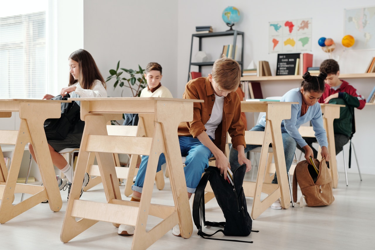 kids-school-desks